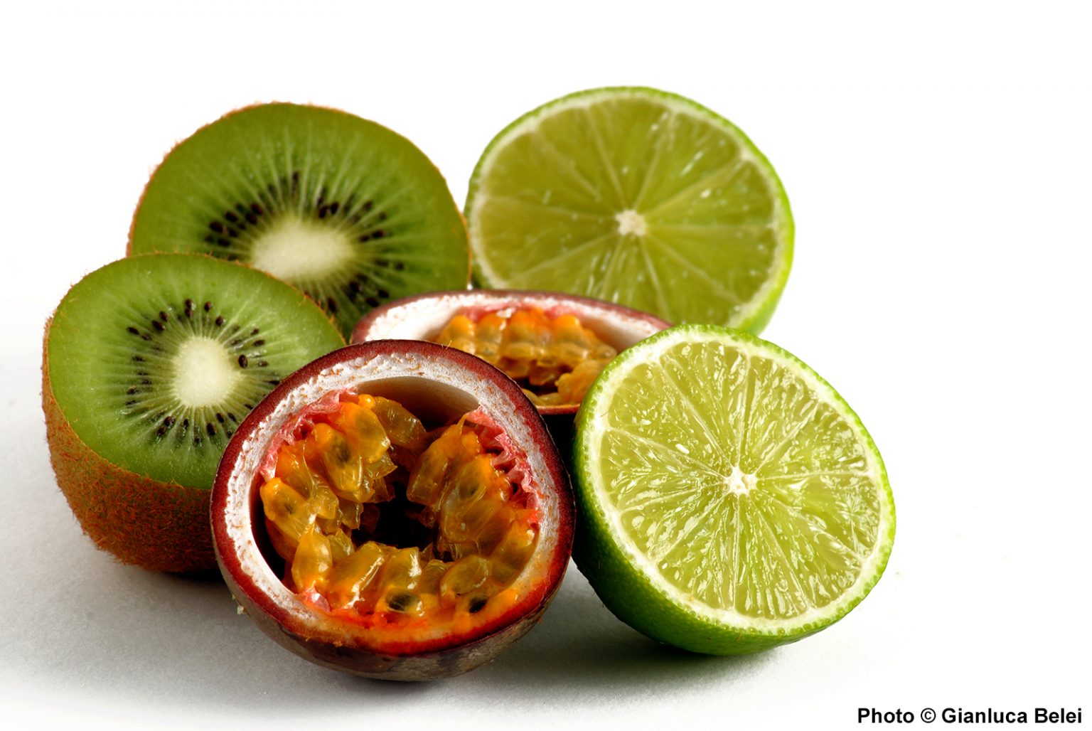 Passiflora. Il frutto della Passione, i kiwi e i lime fotografati in sala posa. Fotografia di Gianluca Belei.