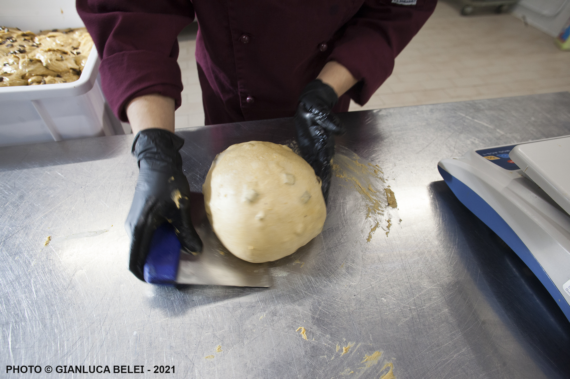 Laboratorio di pasticceria. Produzione del panettone artigianale. LA fase dell'impasto.