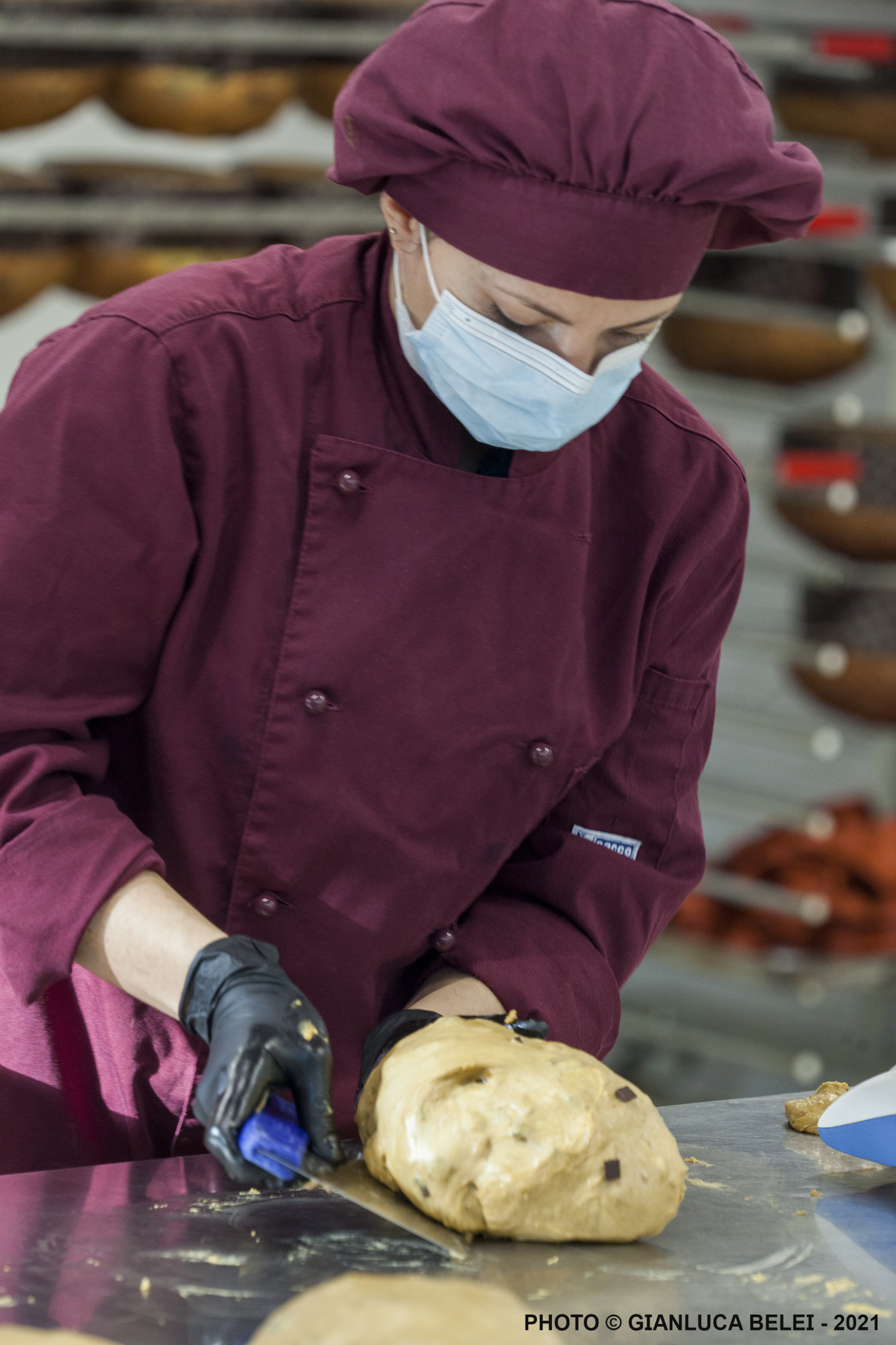 La sede del laboratorio di pasticceria Russo. L'Ex Mattatoio Comunale di Lugnano in Teverina (Tr) dopo l'opera di recupero e riqualificazione: Fasi di lavorazione della pasticceria per la produzione di panettoni.